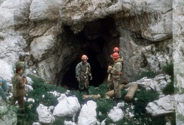 на фото: Первый выход в пещеру 5-ку